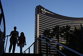 Строительство отеля Wynn Las Vegas (США) обошлось владельцам в $2,7 млрд. 60-этажная гостиница расположена на бульваре Лас-Вегас-Стрип и носит имя миллиардера Стива Винна. Кроме 2716 номеров, в отеле находятся дилерский центр Ferrari и «озеро снов» — искусственный водопад, впадающий в озеро площадью 12 тыс. кв. м.
